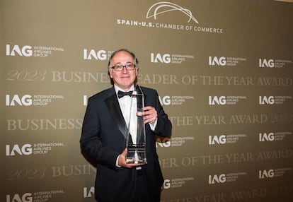 El director ejecutivo de IAG, Luis Gallego, fue premiado en Nueva York con el galardón Líder Empresarial del Año (Business Leader of the Year), un reconocimiento que otorga la Cámara de Comercio de España-EE UU a aquellos que se hayan significado en la promoción de las relaciones comerciales entre los dos países. La cámara destacó dos aspectos de su personalidad empresarial: su liderazgo al frente de la compañía en uno de los momentos más críticos de la historia (la pandemia) y su liderazgo a la hora de llevar al grupo a un modelo sostenible de descarbonización de su flota.