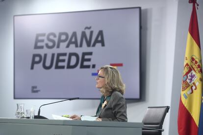 Nadia Calviño en rueda de prensa tras la constitución con los agentes sociales de la Mesa de Diálogo Social para la Recuperación, la Transformación y la Resiliencia.