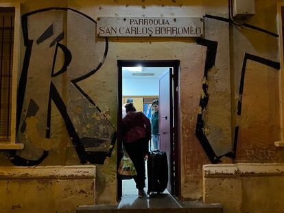 Una madre colombiana y sus dos hijos acaba acogida en una iglesia de Madrid por falta de plazas para solicitantes de asilo.