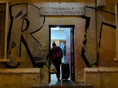 Una madre colombiana y sus dos hijos acaba acogida en una iglesia de Madrid por falta de plazas para solicitantes de asilo.