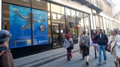 A capa do 'Nevermind', em tamanho gigante, na porta da londrinense Loading Bay Gallery, que em setembro de 2011 dedicou uma exposição ao Nirvana.