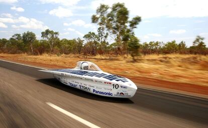 El vehículo 'Tokai' de Japón participa en el World Solar Challenge 2017 en Tennants Creek (Australia).