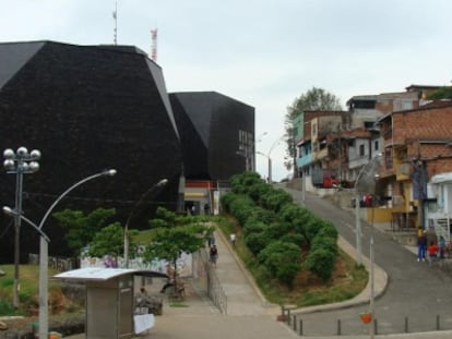 Vista de la Biblioteca Plaza Espa&ntilde;a en Medell&iacute;n