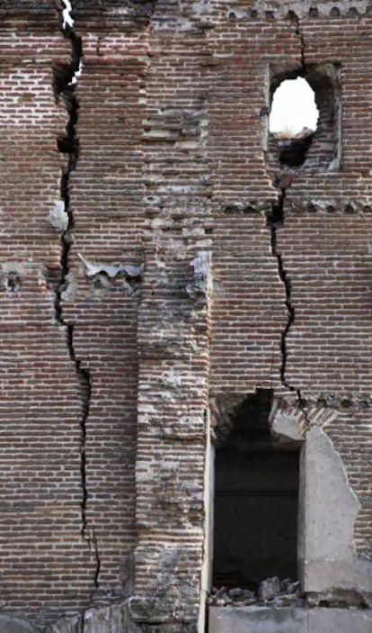 Grietas en los muros de la iglesia de Polvoranca.