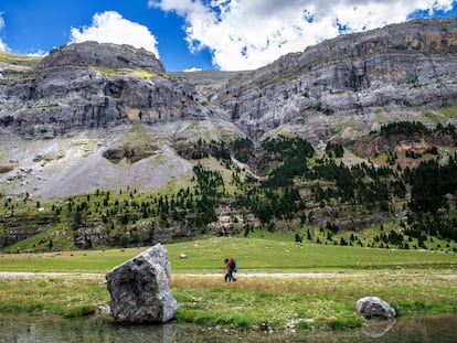 Dos senderistas en el valle de Ordesa, en el Pirineo de Huesca.