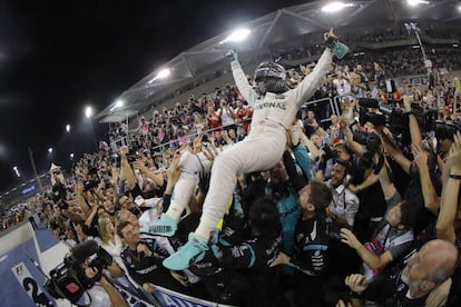 El piloto alemán Nico Rosberg, de Mercedes AMG GP celebra con su equipo tras ganar el Campeonato del Mundo de Fórmula 1 en el circuito de Yas Marina en Abu Dabi, Emiratos Árabes Unidos.