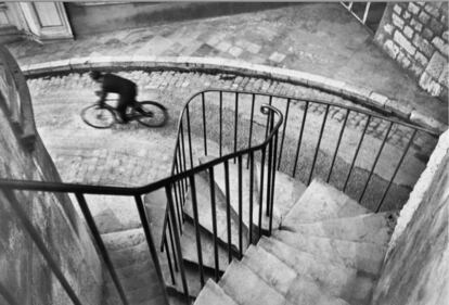 Hyères, Francia, 1932. Una de las fotografías más conocidas de Cartier-Bresson, en la que se resume la esencia de lo que él denominaba "el momento decisivo" (The Museum of Modern Art, New York. / Magnum Photos, cortesía de la Fundación Henri Cartier-Bresson).