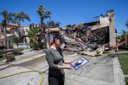 Lynn Morey mira una foto de su boda, recuperada por un bombero que combatía el incendio.