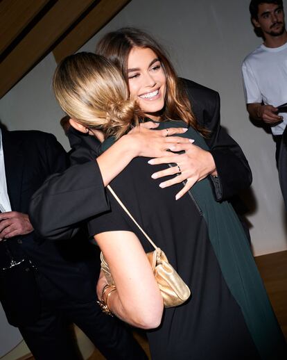 Kaia Gerber y Marta Ortega se abrazan en la fiesta de presentación de la colección en París.