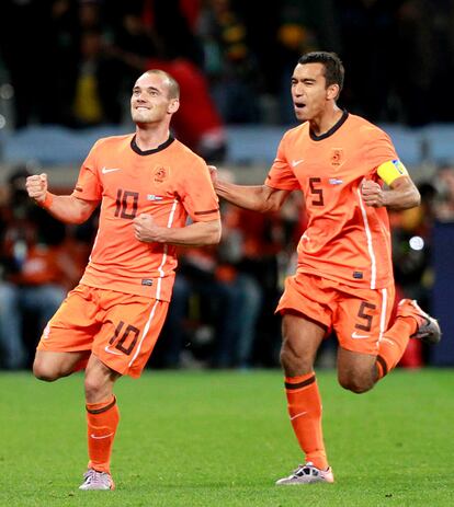 El internacional holandés Wesley Sneijder y su compañero Giovanni van Bronckhorst celebran el segundo gol de Holanda.
