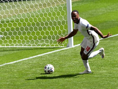 Sterling celebra su gol a Croacia en Wembley.