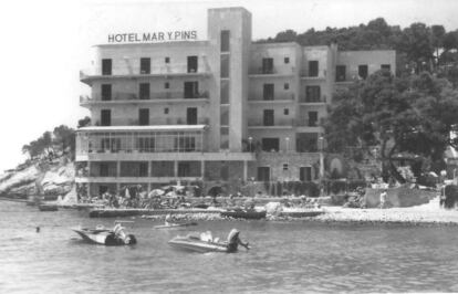 Del chalet no queda ni rastro. Únicamente su nombre en letras grandes sobre un típico hotel de los años del desarrollismo én los que España se ponía guapa para los turistas. El agua del mar a las puertas del complejo.