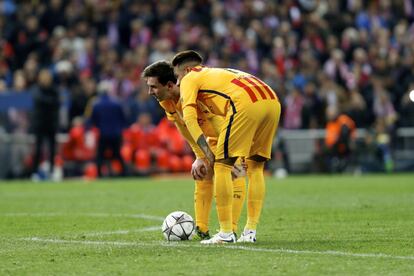 Los jugadores del Barcelona, el argentino Leo Messi (i) y el brasileño Neymar, antes de lanzar una falta.