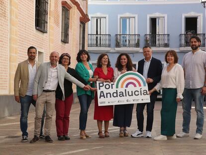 Representantes de las formaciones de la coalición Por Andalucía, en Sevilla. De izquierda a derecha, Mario Perea, concejal de Écija de Podemos; Ernesto Alba, de Izquierda Unida; Carmen Molina, de Alianza Verde; Mar González, de Verdes Equo Andalucía; Esperanza Gómez, de Más País Andalucía; Inmaculada Nieto, de IU;  Juan Antonio Delgado, de Podemos Andalucía; María José Torres, de Iniciativa del Pueblo Andaluz; y José Piña, de Podemos.