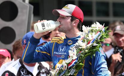 Alexander Rossi celebra el triunfo con una botella de leche.
