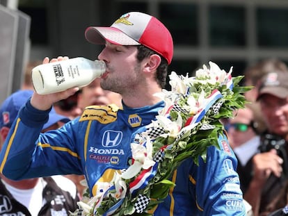 Alexander Rossi celebra el triunfo con una botella de leche.