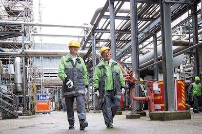 El jefe de Gobierno de Renania del Norte-Westfalia y aspirante a canciller alemán, Armin Laschet, (derecha) visita una refinería el lunes en Hemmingstedt, al norte del país.