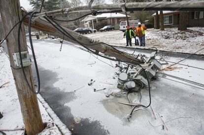 Operarios frente a un transformador caído en Doraville durante la tormenta del 12 de febrero de 2014 