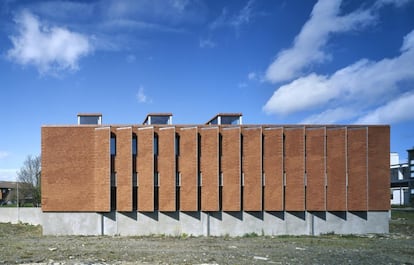 <strong>Urban Institute of Ireland</strong> (2002), situado junto al campus de la University College Dublin (UCD), en la capital irlandesa. Azulejos de terracota, ladrillo rojo y zócalos de granito dan lugar a una piel con toques artesanos, creando un interesante efecto visual en el cambio de materiales. |