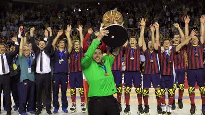 Egurrola levanta el trofeo que acredita al Barça como campeón de Europa.