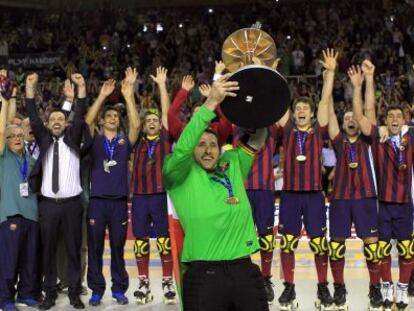 Egurrola levanta el trofeo que acredita al Bar&ccedil;a como campe&oacute;n de Europa.