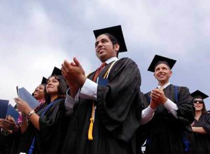 Una promoción de estudiantes abandona la Universidad en EE UU.