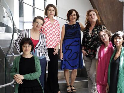 Autoras del libro 'Tsunami. Miradas feministas'. La primera por la derecha, Edurne Portela. 