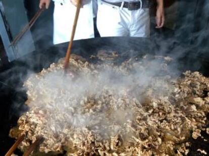 Humareda desprendida de la carne de cordero.