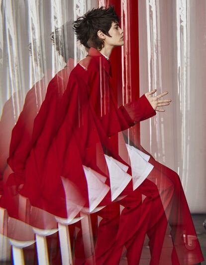 Traje rojo de Balenciaga, camiseta 'vintage' y colorete ultrafino Blush Subtil, de Lancôme.