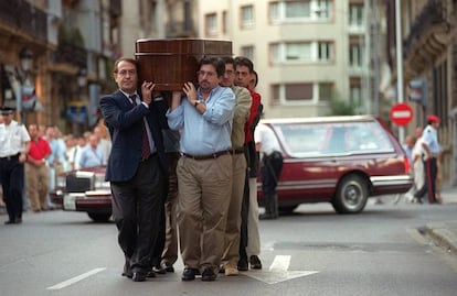 Nicolás Redondo Terreros y otros socialistas con el féretro de Juan María Jáuregui al hombro el 29 de julio de 2000.
