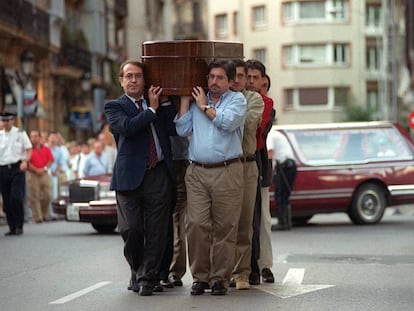 Nicol&aacute;s Redondo Terreros y otros socialistas con el f&eacute;retro de Juan Mar&iacute;a J&aacute;uregui al hombro el 29 de julio de 2000.