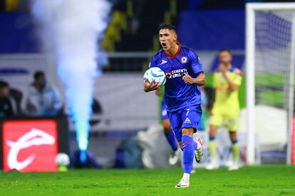 Uriel Antuna celebra un gol contra el América