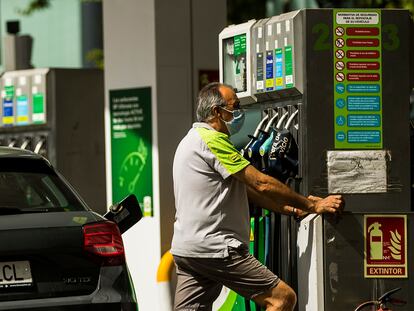 Repostaje en una gasolinera de Madrid.