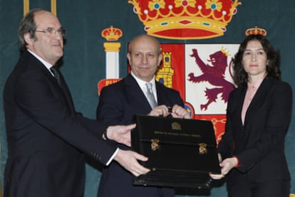 El ministro Ángel Gabilondo entrega la cartera a su sucesor, José Ignacio Wert.