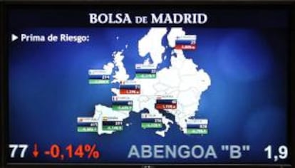 En la imagen, panel en la Bolsa de Madrid con la evolución de la prima de riesgo en varios países europeos. EFE/Archivo