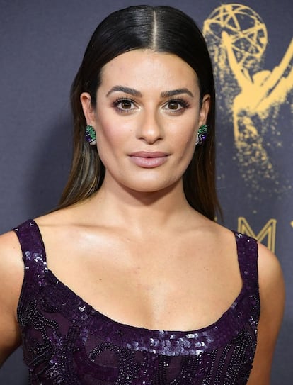 <p class="p1">"¿Por qué todo el mundo odia a Lea Michele?", se preguntaba <a href="https://www.thedailybeast.com/why-does-everyone-hate-lea-michele" target="_blank">un artículo de <em>Daily Beast</em></a>. La actriz vivió duros choques con la actriz Naya Rivera, que describió en una autobiografía cómo Lea se encerraba durante horas en su camerino y retrasaba el trabajo de sus compañeros. Según <a href="http://www.usmagazine.com/entertainment/news/glees-lea-michele-acts-like-shes-better-than-the-rest-of-the-cast-201086" target="_blank">la web <em>Us Weekly</em></a>, muchos compañeros la describían su actitud como "si se creyese la mejor de todo el reparto" y, en una ocasión, fue la única actriz de la serie que se negó a firmar autógrafos durante una cena de todo el equipo celebrada en 2014 en un restaurante Chicago. </p>