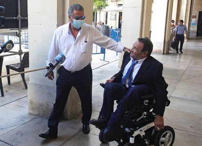 El empresario Enrique Ortiz (izquierda), acompañado por su abogado, a su llegada a la Audiencia de Alicante donde se retoma el juicio por el presunto amaño del Plan Urbanístico de la capital alicantina.