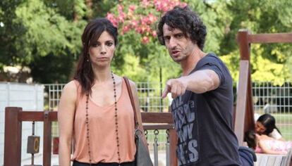 Maribel Verdú y Diego Peretti, en 'Sin hijos'.