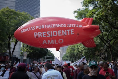 Un inflable con una frase de agradecimiento a López Obrador, vuela frente a la Alameda Central. 