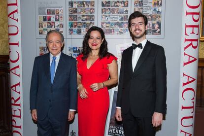 Desde la izquierda, el presidente de la Fundación del Teatro Real Gregorio Marañón, la mezzosoprano Nancy Fabiola Herrera, y el barítono Carles Pachón, en el acto de recogida de los premios.