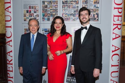 Desde la izquierda, el presidente de la Fundación del Teatro Real Gregorio Marañón, la mezzosoprano Nancy Fabiola Herrera, y el barítono Carles Pachón, en el acto de recogida de los premios.