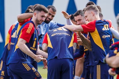 Pasillo a Joselu en el entrenamiento de la selección al día siguiente de su debut con dos goles.