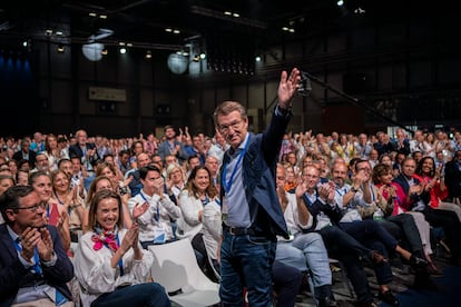 El líder del partido, Alberto Núñez Feijóo, tras su intervención en la segunda jornada del Congreso extraordinario del PP, este sábado.
