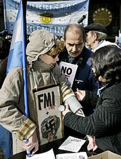 Una manifestante contra el FMI se toma la tensión en Buenos Aires.