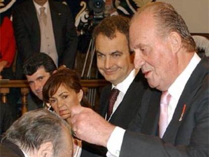 El Rey impone a Ferlosio la medalla acreditativa de ser ganador del Premio Cervantes en presencia del presidente del Gobierno y la ministra de Cultura.