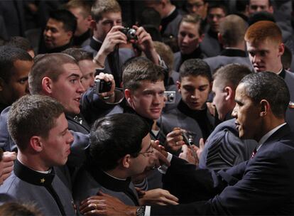 Barack Obama saluda a los cadetes en la academia militar de West Point (Nueva York), donde la noche del martes pronunció su discurso sobre la estrategia en Afganistán.