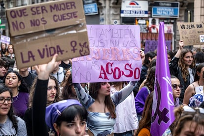 Decenas de estudiantes, durante la manifestación por el Día Internacional de la Mujer, este viernes en Valencia. 
