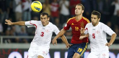 Roberto Soldado pelea con dos rivales.