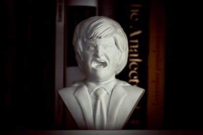 Una figura con la imagen de Javier Milei en los libreros del departamento de Santiago Oría.