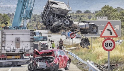 La grua retira el camió accidentat.